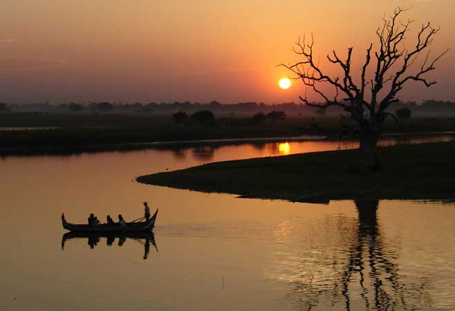 Taungthaman Lake